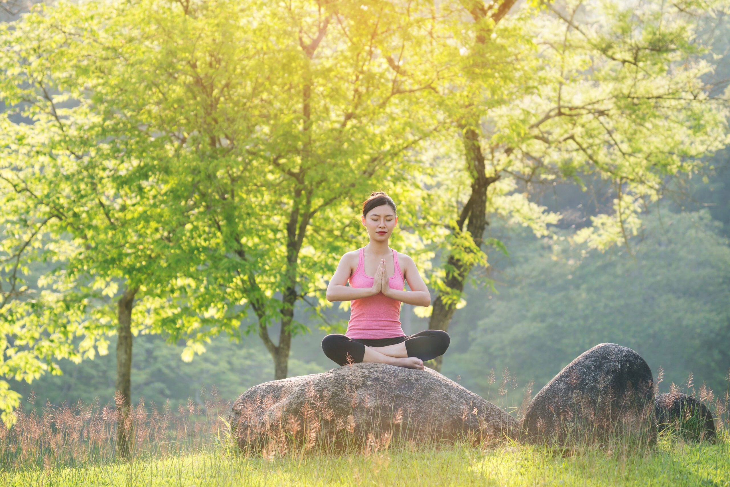 Mujer meditando en yoga al aire libre — Pranaontología